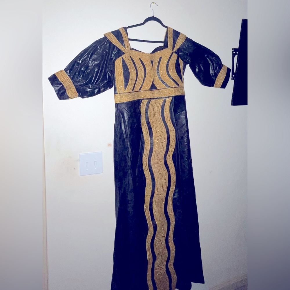 Selling this beautiful Africa dress. Never been worn it’s new